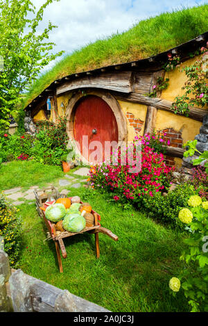 MATAMATA, Nuova Zelanda - 10 ottobre 2018: Hobbit House, Hobbiton Movie set. In verticale Foto Stock