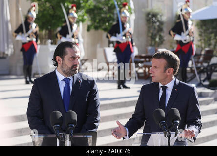 Parigi, Francia. Xx Settembre, 2019. Il Presidente francese Emmanuel Macron (R) e visitare il primo ministro libanese Saad Hariri incontrano i media prima del loro incontro a l'Elysee Palace a Parigi, Francia, Sett. 20, 2019. Credito: Gao Jing/Xinhua/Alamy Live News Foto Stock