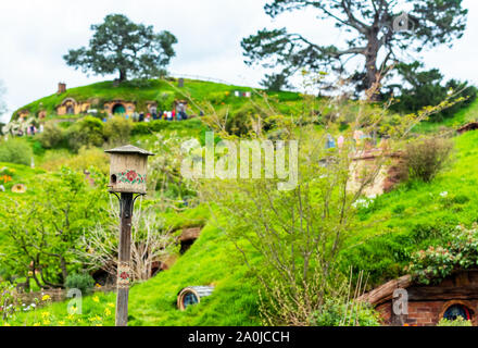 MATAMATA, Nuova Zelanda - 10 ottobre 2018: Birdhouse sullo sfondo del paesaggio, Hobbiton Movie set. Con il fuoco selettivo Foto Stock