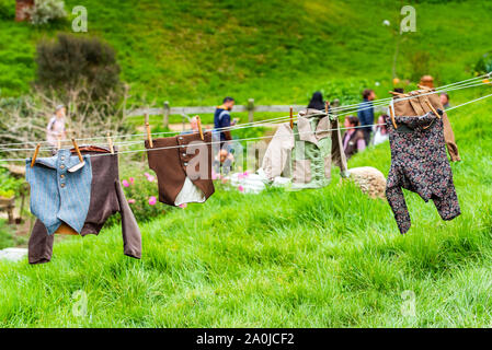 MATAMATA, Nuova Zelanda - 10 ottobre 2018: Le cose sono essiccazione su una fune, Hobbiton Movie set. Con il fuoco selettivo Foto Stock