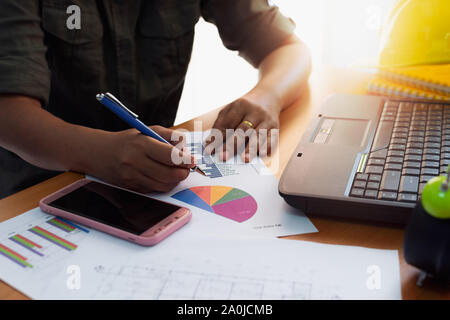 Le persone in possesso di una penna e di lavorare sulla scrivania in ufficio, la concezione di business. Foto Stock