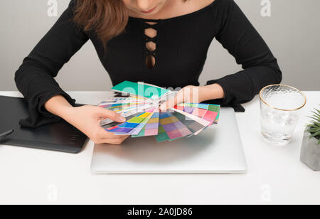 Il design degli interni e la ristrutturazione e il concetto di tecnologia - donna che lavorano con i campioni di colori per la selezione Foto Stock