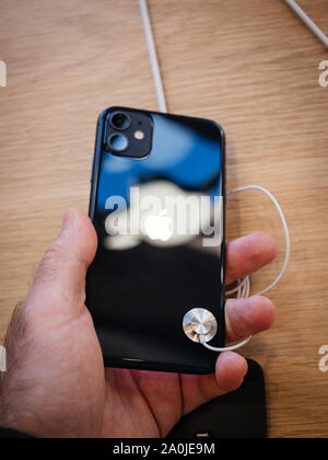 Parigi, Francia - Sep 20, 2019: vista dal di sopra della man mano che regge il nuovo iPhone nero 11 in Apple Store - la tredicesima generazione a basso prezzo iPhone, riuscendo iPhone XR Foto Stock