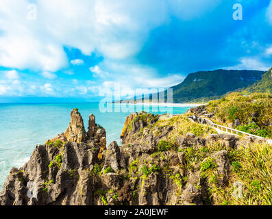 Vista di pancake rocks in Punakaiki, Isola del Sud, Nuova Zelanda Foto Stock