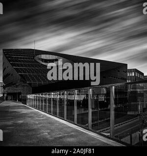 TRONDHEIM, Norvegia - 07 settembre 2019: un bianco e nero fine art fotografia di Snohetta's Powerhouse Brattorkai acquisisce l'energia solare durante lunghe su Foto Stock