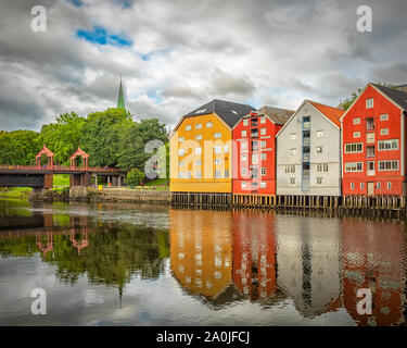 TRONDHEIM, Norvegia - 17 luglio 2019: lungo il fiume Nidelva potete trovare un certo numero di depositi storici risalenti al XVIII e XIX secolo. Foto Stock