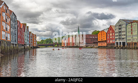 TRONDHEIM, Norvegia - 17 luglio 2019: lungo il fiume Nidelva potete trovare un certo numero di depositi storici risalenti al XVIII e XIX secolo. Foto Stock