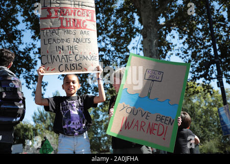 Londra, Regno Unito. Xx Settembre, 2019. Il cambiamento climatico i manifestanti si radunano fuori le case del Parlamento a lamentarsi circa i danni del riscaldamento globale sta facendo per il pianeta a Londra il Venerdì, 20 settembre 2019. Si stanno svolgendo le proteste in tutto il mondo per costringere i governi e gli inquinatori a modificare l' attuale strategia sul clima. Credito: UPI/Alamy Live News Foto Stock