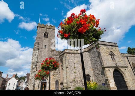 Cesti di fiori al di fuori della santa Chiesa della Trinità, Much Wenlock, Shropshire, Inghilterra, Regno Unito Foto Stock