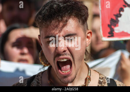 Glasgow, Scotland, Regno Unito. Xx Settembre, 2019. Un manifestante marciando per le strade di Glasgow Kelvingrove Park a George Square durante il clima globale colpire la dimostrazione e la domanda di azione sul clima mondiale crisi. Credito: Berretto Alamy/Live News Foto Stock