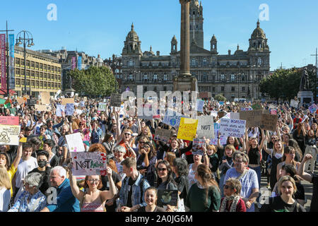 Glasgow, Regno Unito. Il 20 settembre 2019. Diverse migliaia di girato fuori per prendere parte al 'Scottish clima della gioventù percussori' marzo da Kelvingrove Park, attraverso la città a un assembly in George Square per richiamare l attenzione sulla necessità di un' azione contro il cambiamento climatico. Questa parata è stata solo una di una serie che sono state svolgendo in tutto il Regno Unito come parte di una strategia coordinata per giorno di azione. Credito: Findlay / Alamy News. Foto Stock