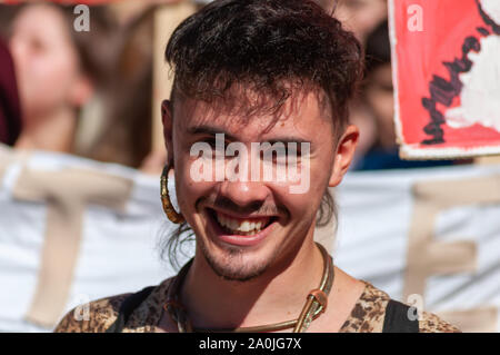 Glasgow, Scotland, Regno Unito. Xx Settembre, 2019. Un manifestante marciando per le strade di Glasgow Kelvingrove Park a George Square durante il clima globale colpire la dimostrazione e la domanda di azione sul clima mondiale crisi. Credito: Berretto Alamy/Live News Foto Stock