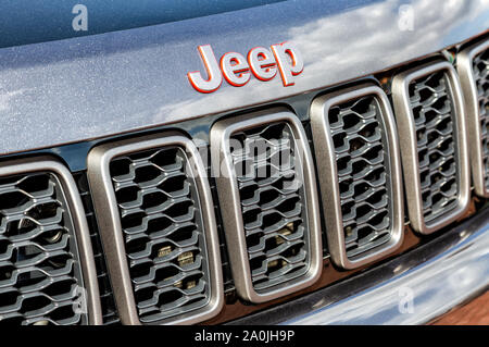 Mosca, Russia - 8 Settembre 2019: Vista dettagliata del logo Jeep sulla vettura. American produttore di automobili Foto Stock