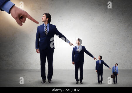 L'uomo d'affari di biasimare gli uni con gli altri per i guasti Foto Stock