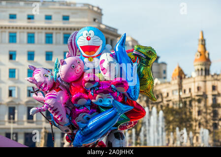Barcellona, Spagna - 31 Maggio 2019: palloncini colorati sullo sfondo della città. Con il fuoco selettivo Foto Stock