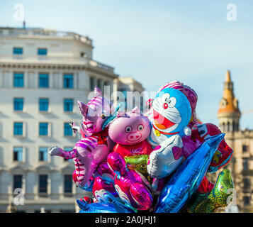 Barcellona, Spagna - 31 Maggio 2019: palloncini colorati sullo sfondo della città. Con il fuoco selettivo Foto Stock