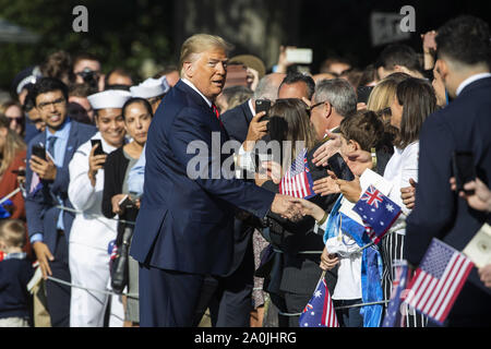 Washington DC, Stati Uniti d'America . Xx Settembre, 2019. Washington DC, Stati Uniti d'America. Xx Settembre, 2019. Il presidente statunitense Donald Trump J saluta i partecipanti alla South Lawn della Casa Bianca per un membro cerimonia di arrivo con il Primo Ministro australiano Scott Morrison (non mostrato) in Washington, DC il Venerdì, 20 settembre 2019. L'occasione segna la seconda visita di stato di Donald Trump assumerà la presidenza. Credito: UPI/Alamy Live News Foto Stock