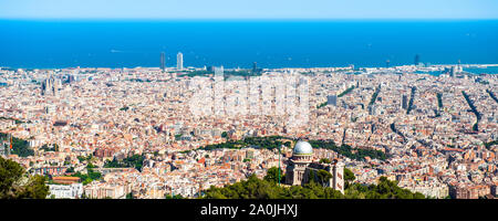 Vista panoramica dal parco di divertimenti di Tibidabo di Barcellona, in Catalogna, Spagna Foto Stock