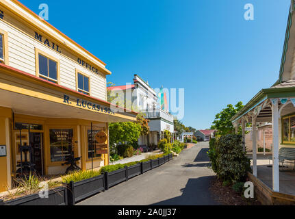 NELSON, Nuova Zelanda - 16 ottobre 2018: Main Street con antichi negozi, fondatori Park Foto Stock