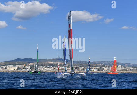 Giappone Team SailGP skipper da Nathan Outteridge davanti a Francia SailGP Team skipper di Billy Besson flotta durante gara 1. Il giorno della gara 1. La finale SailGP evento della stagione 1 a Marsiglia, Francia. Foto Stock