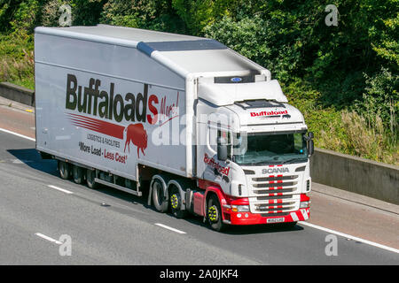 Lancaster, Regno Unito. Xx Settembre, 2019. Logistica Buffaload Scania R-SRS L-Class; autostrada pesante di merci alla rinfusa camion di consegna trasporti, autocarro, trasporto, carrello, cargo speciale, veicolo, consegna, trasporti, industria, merci sulla M6 a Lancaster, UK Credit: MediaWorldImages/Alamy Live News Foto Stock