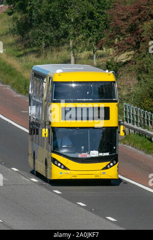 Lancaster, Regno Unito. Xx Settembre, 2019. Scania GNC giallo di biogas di carrozze a due piani; gli autobus sulla M6 a Lancaster, UK Credit: MediaWorldImages/Alamy Live News Foto Stock