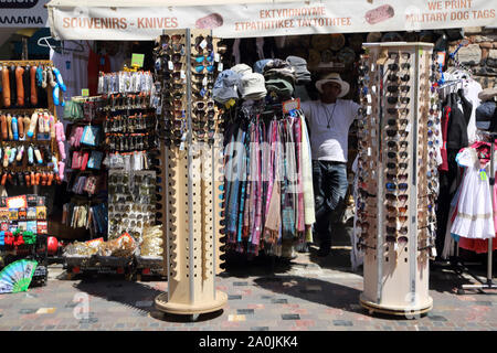 Atene Grecia al mercato delle pulci di Monastiraki titolare di stallo che vendono souvenir e Foto Stock