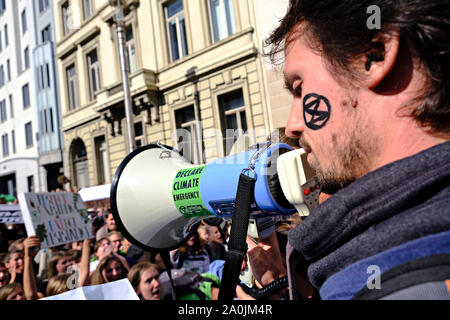 Bruxelles, Belgio. Xx Settembre 2019. Gli attivisti ambientali prendere parte nel clima sciopero protesta chiamando per azione sul cambiamento climatico. Credito: ALEXANDROS MICHAILIDIS/Alamy Live News Foto Stock