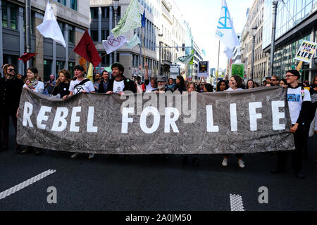 Bruxelles, Belgio. Xx Settembre 2019. Gli attivisti ambientali prendere parte nel clima sciopero protesta chiamando per azione sul cambiamento climatico. Credito: ALEXANDROS MICHAILIDIS/Alamy Live News Foto Stock