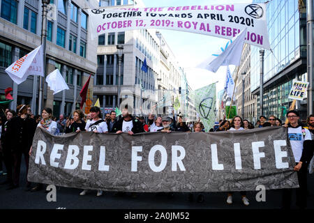 Bruxelles, Belgio. Xx Settembre 2019. Gli attivisti ambientali prendere parte nel clima sciopero protesta chiamando per azione sul cambiamento climatico. Credito: ALEXANDROS MICHAILIDIS/Alamy Live News Foto Stock