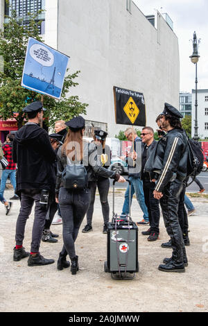 Berlino, Germania, la Porta di Brandeburgo. Xx Settembre 2019. Oggi le persone partecipano al clima globale sciopero in più di 150 paesi e si è pensato che l'azione sarà la più grande protesta ambientale nella storia. I berlinesi riuniti presso la Porta di Brandeburgo a mezzogiorno e la grande folla era composta di giovani e anziani da tutti i sentieri della vita. Lo sciopero coincide con la riunione del clima Gabinetto del governo tedesco Foto Stock