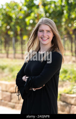 Palatinato, Germania. Xx Settembre, 2019. Katharina Bausch, candidato per l elezione del tedesco della regina del Vino 2019 dal "Rheingau " regione vinicola, sorride al fotografo la telecamera durante una sessione fotografica presso il Isler cantina. Credito: dpa picture alliance/Alamy Live News Foto Stock