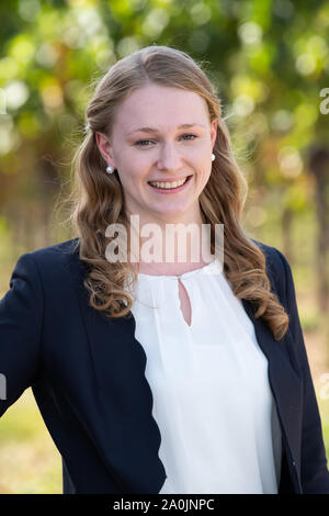 Palatinato, Germania. Xx Settembre, 2019. Laura Gerhardt, candidato per l elezione del tedesco della regina del Vino 2019 da La regione vinicola 'Mosel' sorride al fotografo la telecamera durante una sessione fotografica presso il Isler cantina. Credito: dpa picture alliance/Alamy Live News Foto Stock