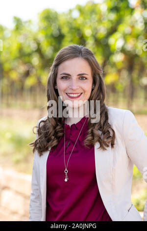 Palatinato, Germania. Xx Settembre, 2019. Annika Schooß, candidato per l elezione del tedesco della regina del Vino 2019 dal " Ahr " regione vinicola, sorride al fotografo la telecamera durante una sessione fotografica presso il Isler cantina. Credito: dpa picture alliance/Alamy Live News Foto Stock