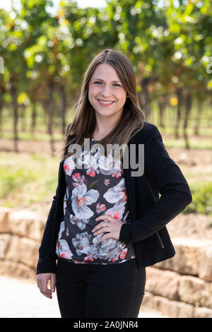 Palatinato, Germania. Xx Settembre, 2019. Anna Göhring, candidato per l elezione del tedesco della regina del Vino 2019 dalla regione del vino " Rheinhessen", sorride al fotografo la telecamera durante una sessione fotografica presso il Isler cantina. Credito: dpa picture alliance/Alamy Live News Foto Stock