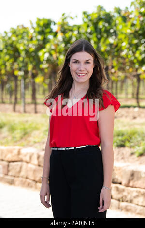 Palatinato, Germania. Xx Settembre, 2019. Carolin Meyer, candidato per l elezione del tedesco della regina del Vino 2019 dal vino "regione Franken" sorride al fotografo la telecamera durante una sessione fotografica presso il Isler cantina. Credito: dpa picture alliance/Alamy Live News Foto Stock