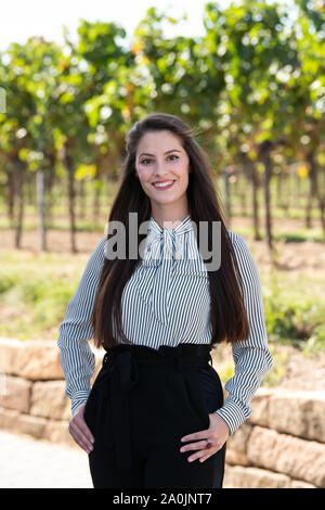 Palatinato, Germania. Xx Settembre, 2019. Angelina Vogt, candidato per l elezione del tedesco della regina del Vino 2019 dal 'Nahe' regione vinicola, sorride al fotografo la telecamera durante una sessione fotografica presso il Isler cantina. Credito: dpa picture alliance/Alamy Live News Foto Stock