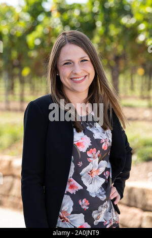 Palatinato, Germania. Xx Settembre, 2019. Anna Göhring, candidato per l elezione del tedesco della regina del Vino 2019 dalla regione del vino " Rheinhessen", sorride al fotografo la telecamera durante una sessione fotografica presso il Isler cantina. Credito: dpa picture alliance/Alamy Live News Foto Stock