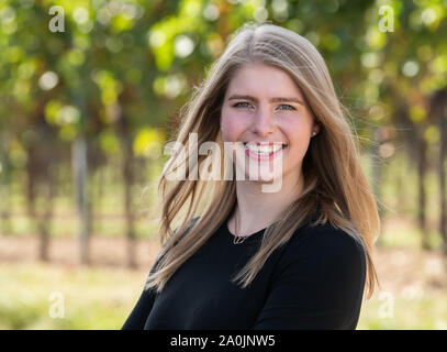 Palatinato, Germania. Xx Settembre, 2019. Katharina Bausch, candidato per l elezione del tedesco della regina del Vino 2019 dal "Rheingau " regione vinicola, sorride al fotografo la telecamera durante una sessione fotografica presso il Isler cantina. Credito: dpa picture alliance/Alamy Live News Foto Stock