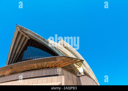 SYDNEY, Australia - 27 ottobre 2018: Sydney Opera House. Isolato su sfondo blu Foto Stock