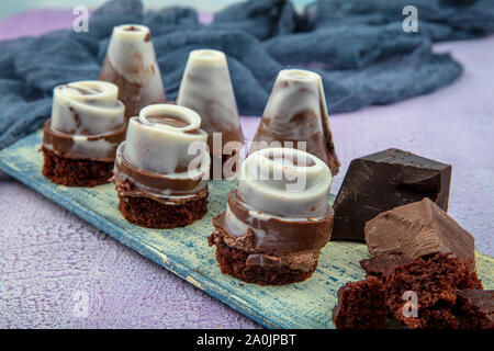 Pate in tartolet sul tavolo. in casa mini crostate con cioccolato. Foto Stock