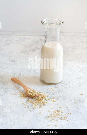 Vegan latte di riso, senza prodotti caseari latte alternativo in una bottiglia da vicino Foto Stock