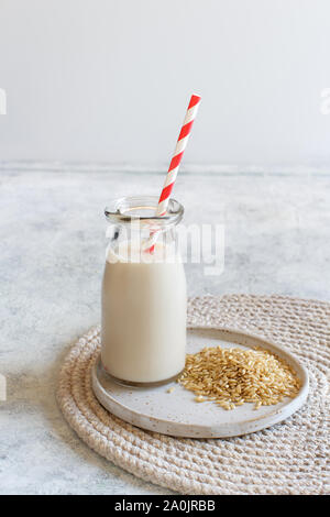 Vegan latte di riso, senza prodotti caseari latte alternativo in una bottiglia da vicino Foto Stock