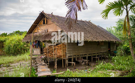 Tipica casa di famiglia della tribù Mentawai Foto Stock