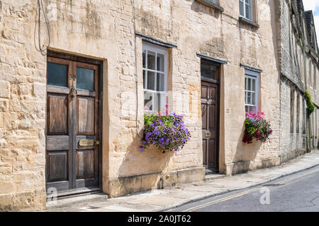 Floreali caselle della finestra al di fuori del cottage lungo coxwell Street, Cirencester, Cotswolds, Gloucestershire, Inghilterra Foto Stock