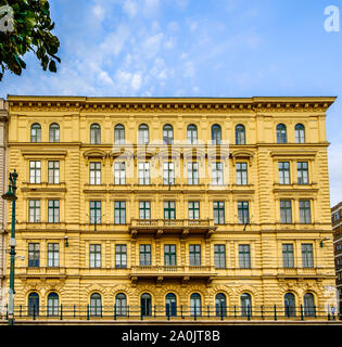 Budapest, Ungheria, agosto 2019, vista di un vecchio colore ocra edificio Foto Stock