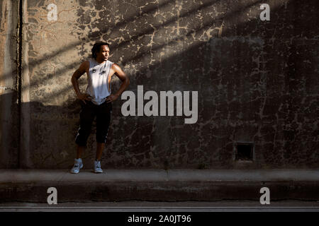 Afro-americano di uomo in piedi con le mani sui fianchi dopo allenamento Foto Stock