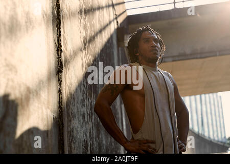 Afro-americano di uomo prendendo un respiro dopo allenamento Foto Stock