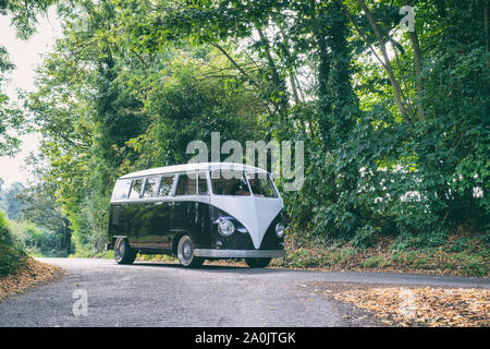 VW split screen campervan andando a un classico auto show in Oxfordshire campagna. Broughton, Banbury, Inghilterra Foto Stock