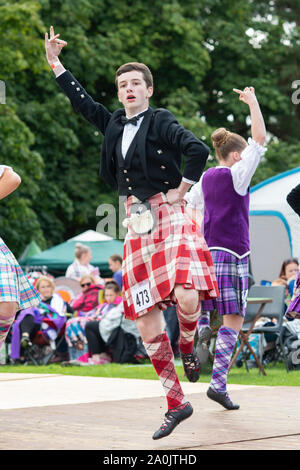 Highland dancing ragazzo adolescente a Peebles Highland Games. Peebles, Scottish Borders, Scozia Foto Stock